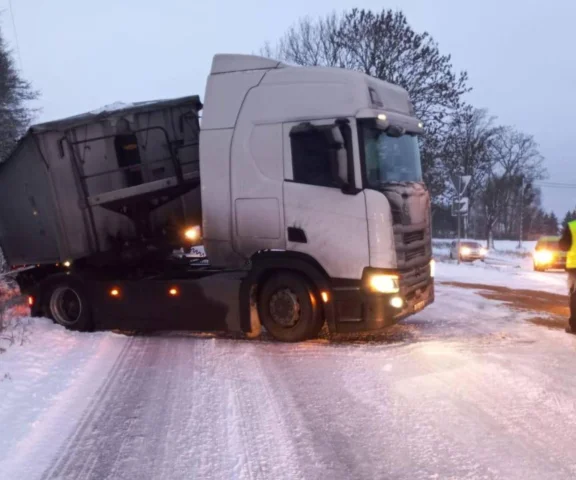 Warmia i Mazury pod śniegiem. Na drogach trudne warunki 