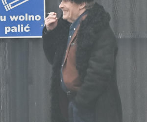 Daniel Olbrychski pali pod zakazem palenia