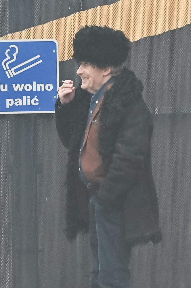 Daniel Olbrychski pali pod zakazem palenia