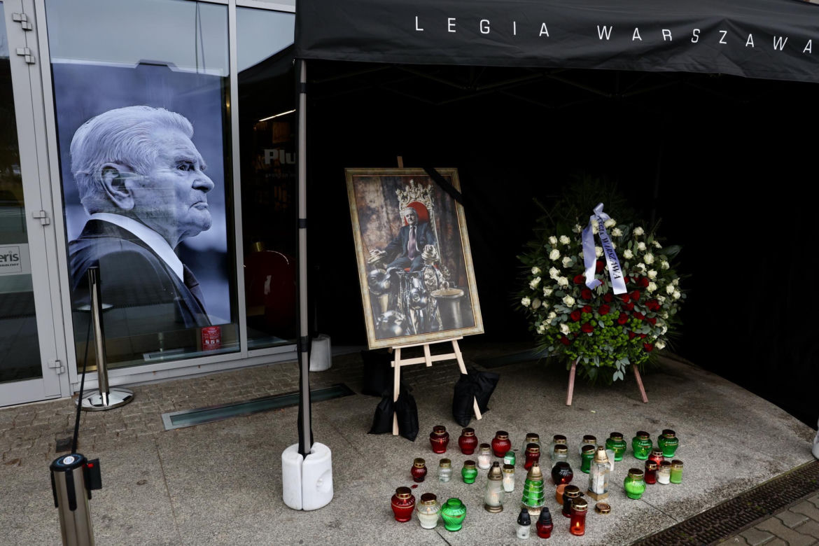 Legia żegna Lucjana Brychczego. Znicze pod stadionem
