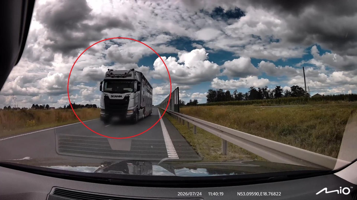 Kierowca ciężarówki wyprzedzał „na trzeciego” i zepchnął auto na pobocze! Mrożące krew w żyłach nagranie