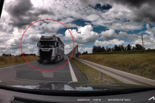Kierowca ciężarówki wyprzedzał „na trzeciego” i zepchnął auto na pobocze! Mrożące krew w żyłach nagranie