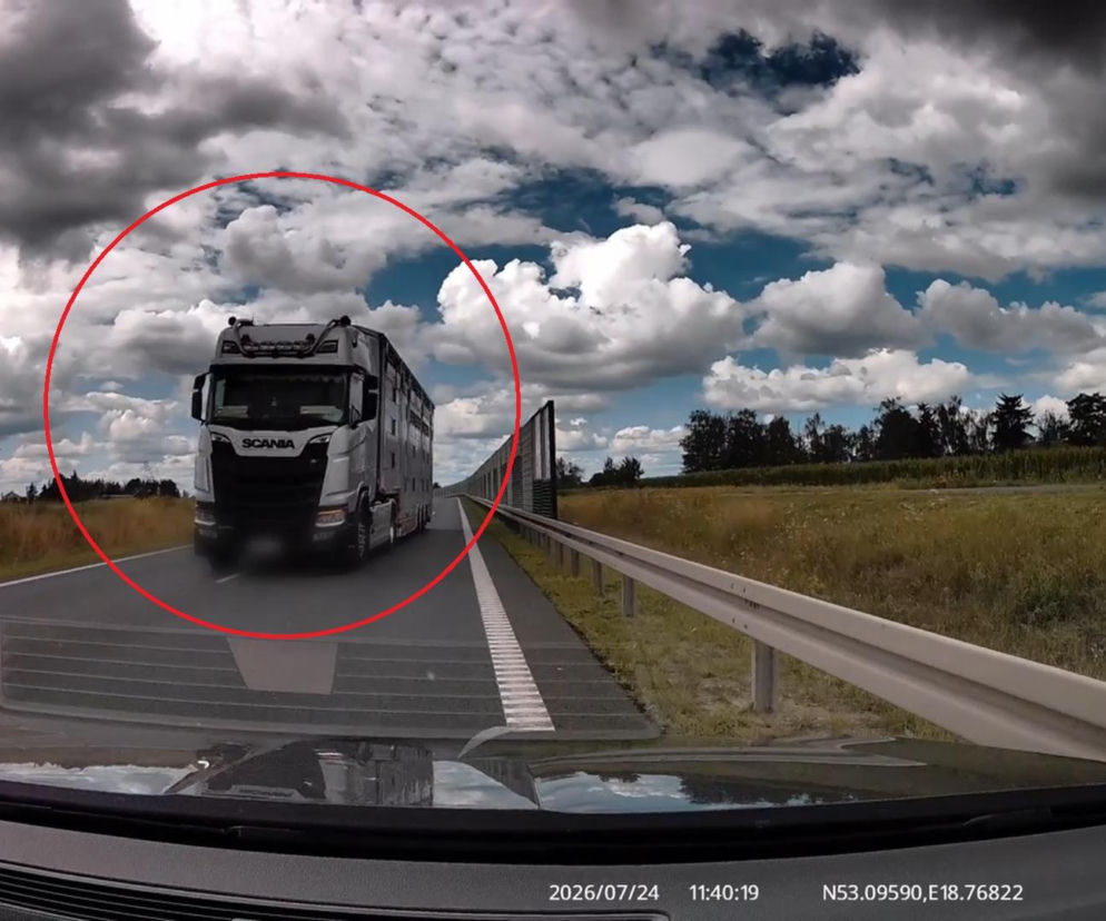 O włos od tragedii! Kierowca ciężarówki wyprzedzał „na trzeciego” i zepchnął auto na pobocze
