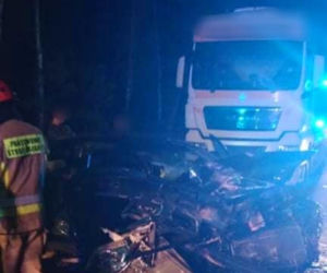 Lipa. Nie żyje drugi uczestnik wypadku! Potworne zderzenie nissana i volvo [ZDJĘCIA]