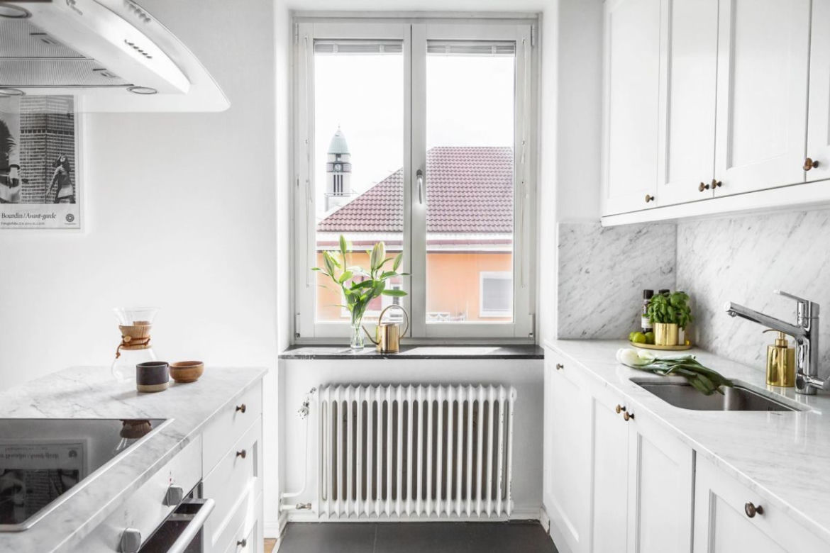 Salon z kuchnią w stylu skandynawskim