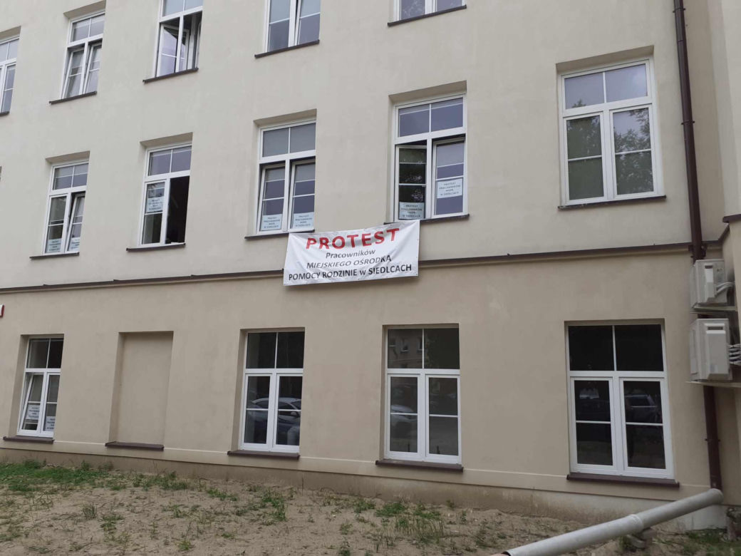 Akcja protestacyjna jest kolejnym działaniem w sporze zbiorowym pracowników MOPR z pracodawcą. Trwa on od 19 lutego br. 