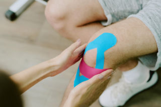 Czy kinesiotaping działa przy bólu kolan i pleców? Naukowcy z Harvardu prezentują nowe dane