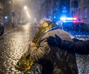 Dramatyczna akcja ratunkowa w Ostrołęce. Policjanci wspięli się na ośnieżony dach po 80-latka