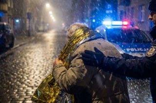 Dramatyczna akcja ratunkowa w Ostrołęce. Policjanci wspięli się na ośnieżony dach po 80-latka