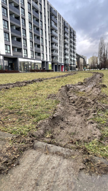 Karetka zakopała się w grząskim trawniku bo na drodze pożarowej stoją słupki 