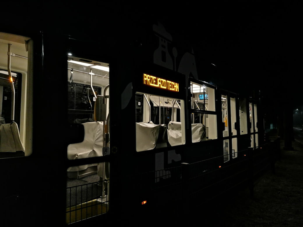 Nocne testy nowego tramwaju w Krakowie