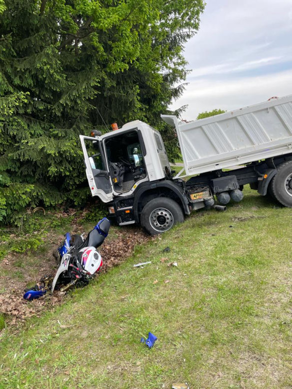 Niwka. Motocyklista zderzył się z ciężarówką pod Tarnowem. Ślady wskazały na przebieg wypadku