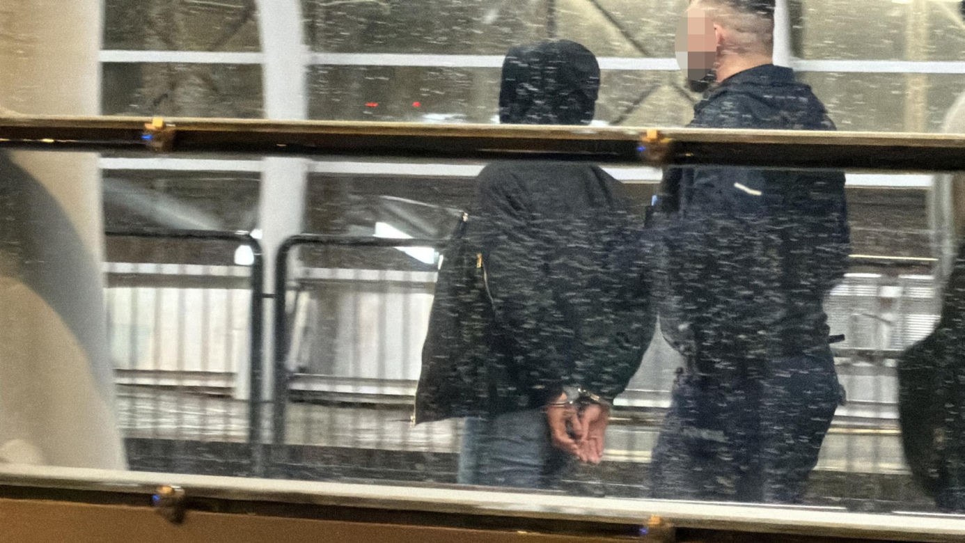 Atak młotkiem w tramwaju
