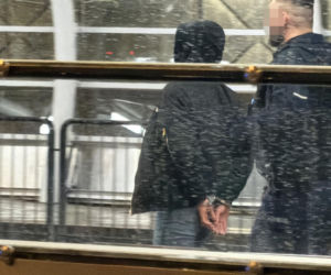 Atak młotkiem w tramwaju