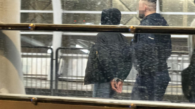 Atak młotkiem w tramwaju