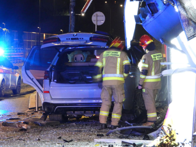 W BMW staranował przystanek. Wcześniej stracił prawo jazdy
