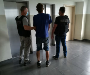 Rozbój o poranku w centrum Torunia. Policja błyskawicznie dopadła sprawców