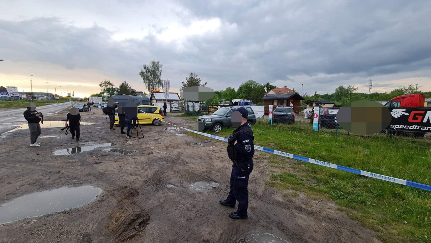 Olsztyn. Ciała dwóch mężczyzn  w komisie samochodowym