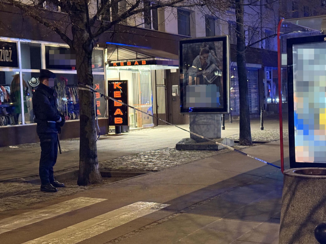 Krwawy atak nożownika w centrum Warszawy. Ofiara walczy o życie, sprawca na wolności