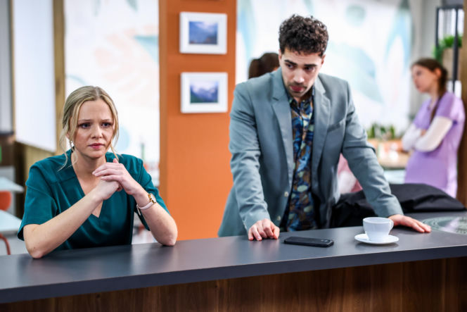 Szpital św. Anny, odcinek 109: dyrektor Strecker i Sabina spędzają wspólnie wieczór po rozmowie o przyszłości szpitala