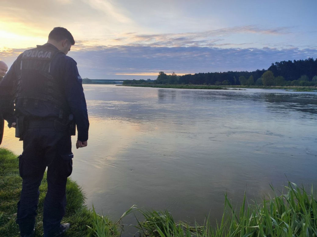 Krzyczała przez telefon, że się topi! 46-latka utonęła w aucie, które wjechało do Bugu pod Wyszkowem! [ZDJĘCIA].