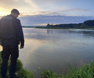 Krzyczała przez telefon, że się topi! 46-latka utonęła w aucie, które wjechało do Bugu pod Wyszkowem! [ZDJĘCIA].