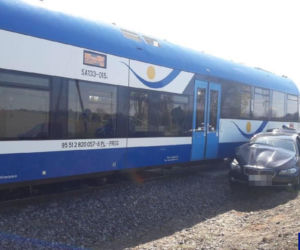 Kierowca BMW serii 5 wjechał pod szynobus 