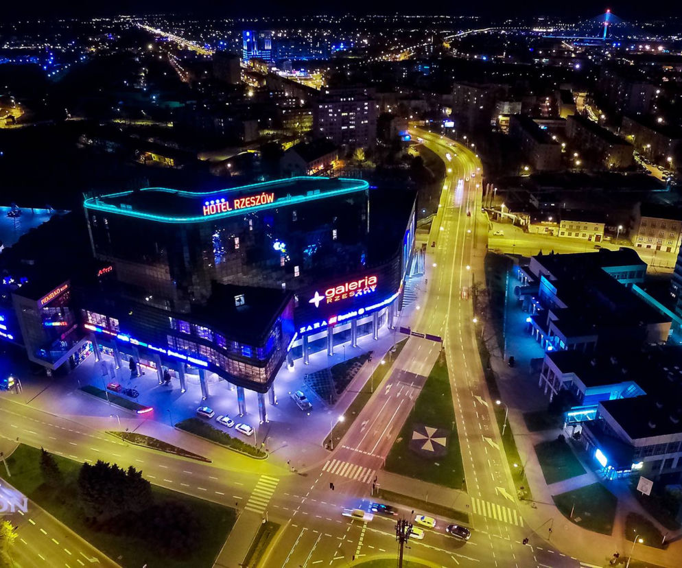 Rzeszów z drona nocą