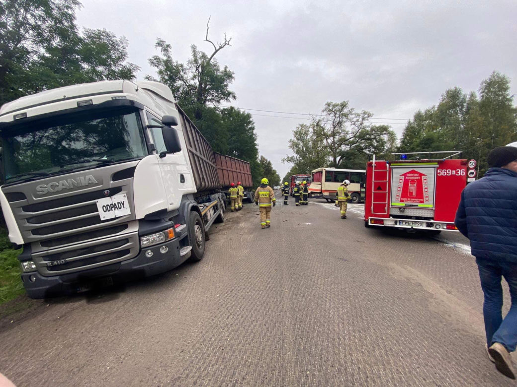 Siedliska. Ciężarówka wjechała w autobus szkolny. 5 dzieci w szpitalu