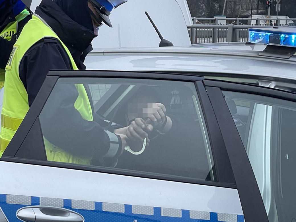 Pijany wsiadł za kółko. Zderzył sie z krawężnikiem