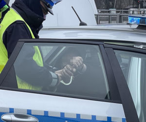 Pijany wsiadł za kółko. Zderzył sie z krawężnikiem