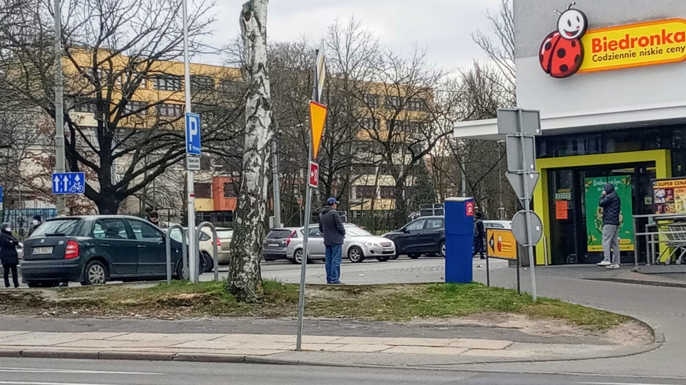 Ograniczenia z powodu epidemii spowodowało kolejki przed sklepami 