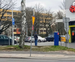 Ograniczenia z powodu epidemii spowodowało kolejki przed sklepami 