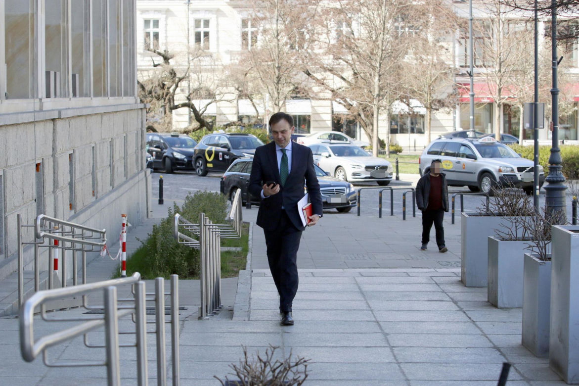 Spotkanie ministra finansów z robotem