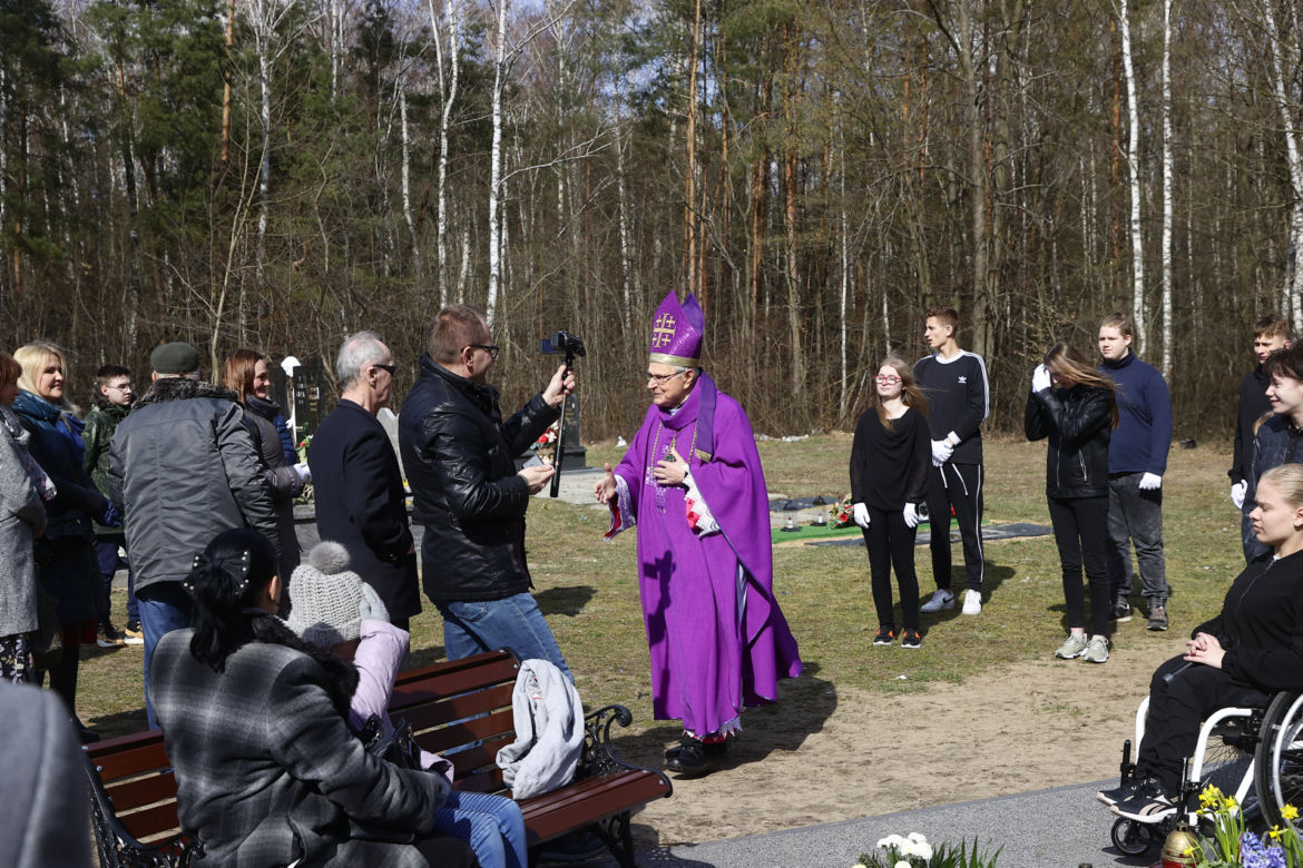 Wizyta na cmentarzu i łzy na mszy świętej. Ewa Krawczyk w pierwszą rocznicę śmierci męża