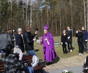 Wizyta na cmentarzu i łzy na mszy świętej. Ewa Krawczyk w pierwszą rocznicę śmierci męża