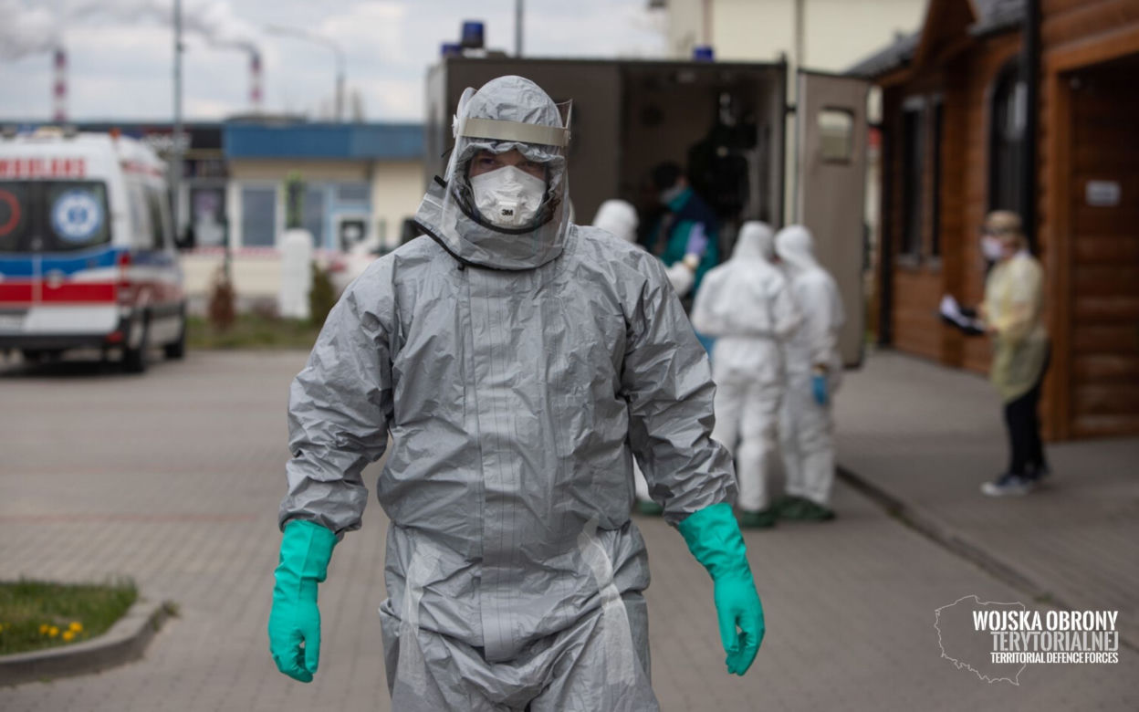 Żołnierze - chemicy wchodzą do DPSu w Kleszczowie. Rozpoczęła się dekontaminacja ośrodka! 