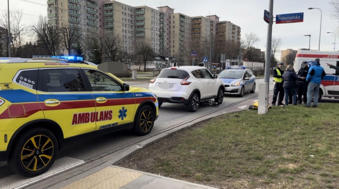 Koszmarny wypadek na warszawskim Bródnie. Nastolatek wpadł pod rozpędzoną osobówkę. Utknął pod autem