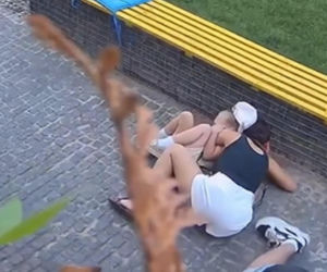 Mocne nagranie z Ukrainy. Ludzie siedzieli w kawiarni, gdy spadły pociski