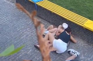 Mocne nagranie z Ukrainy. Ludzie siedzieli w kawiarni, gdy spadły pociski