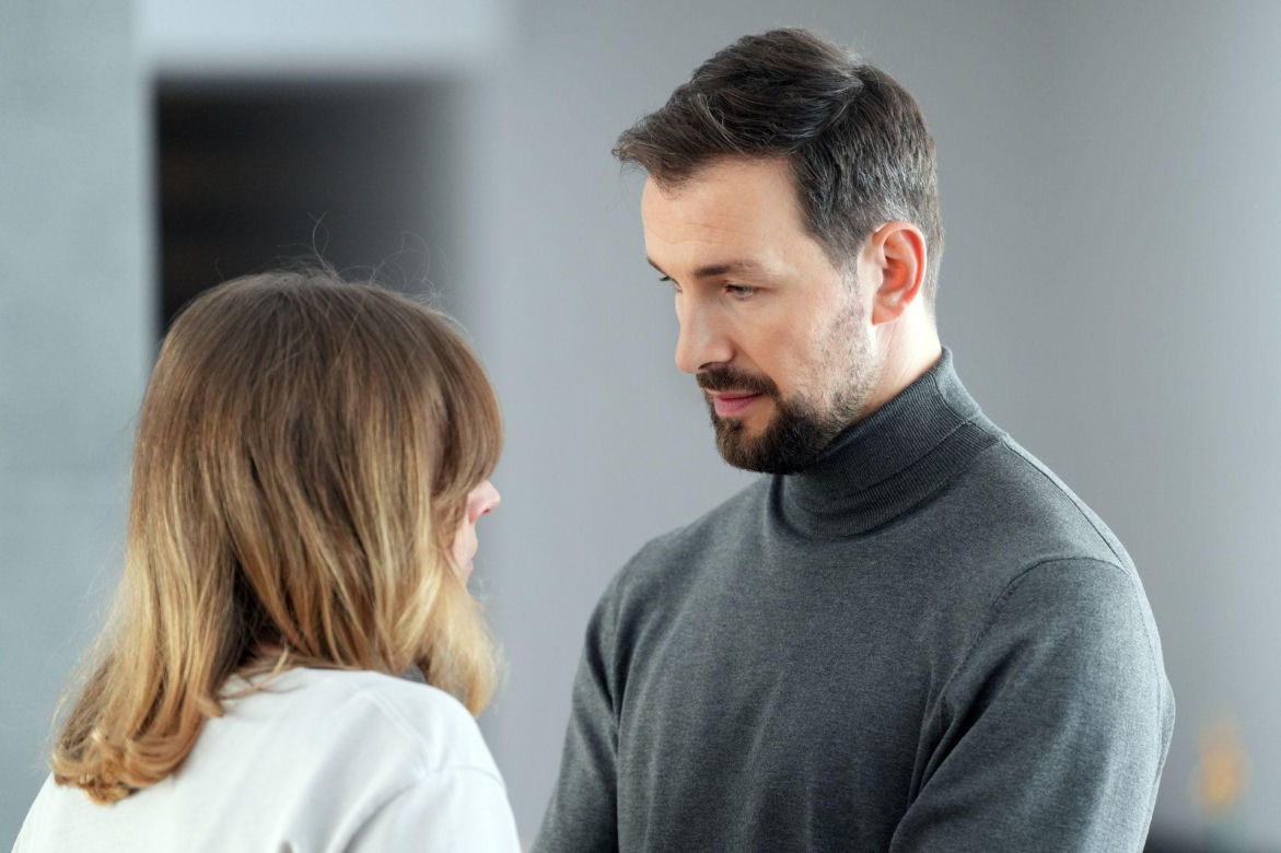Barwy szczęścia odc. 3378. Renata (Anna Mrozowska), Marcin Kodur (Oskar Stoczyński)