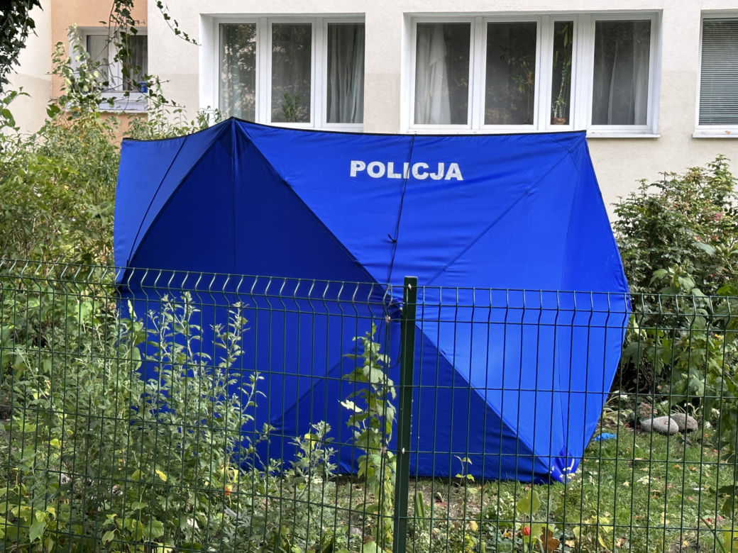 Otworzył okno, spojrzał w dół. Chwilę później runął z 9 piętra. Tragedia na Mokotowie