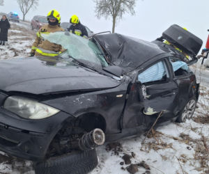 BMW wypadło z drogi i dachowało! Jedna osoba trafiła do szpitala [ZDJĘCIA]