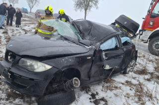 BMW wypadło z drogi i dachowało! Jedna osoba poszkodowana [ZDJĘCIA]