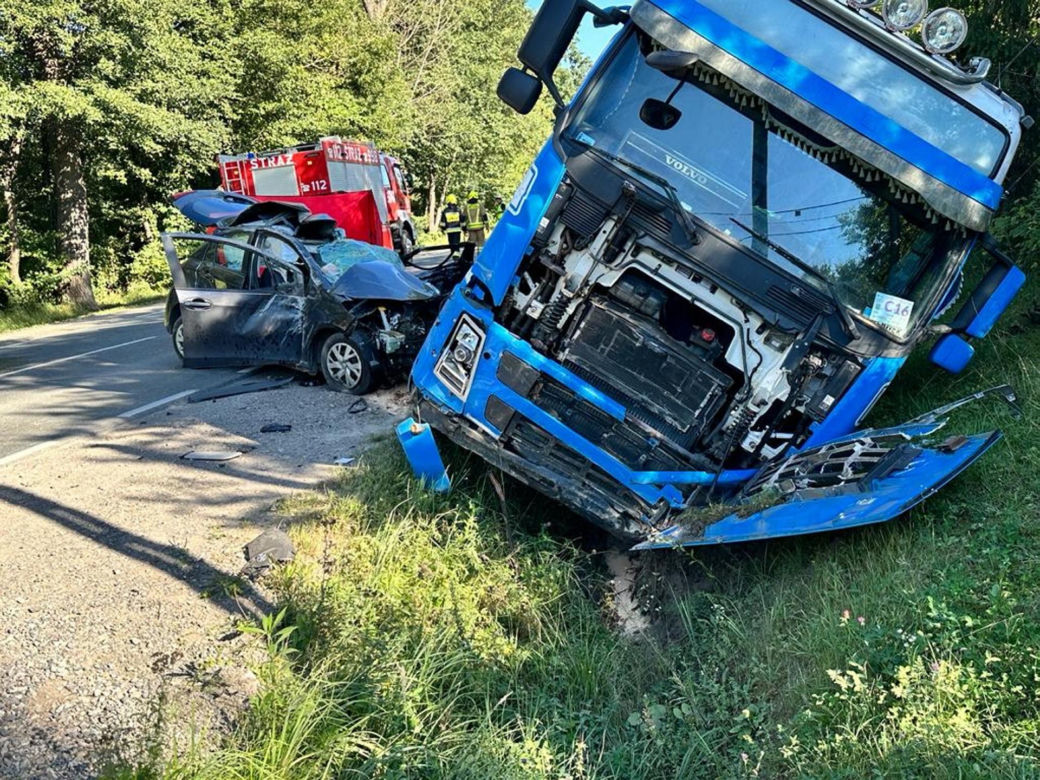 Koszmarna czołówka pod Górą Kalwarią. Kierujący toyotą gruchnął czołowo z rozpędzoną cysternę z betonem. Zginął na miejscu