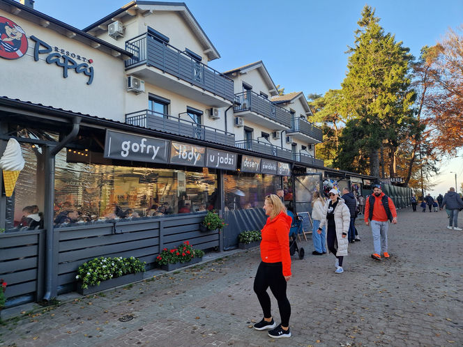 Nowy trend nad morzem! Lody i pamiątki w połowie listopada? Ta nadmorska miejscowość jest czynna cały rok