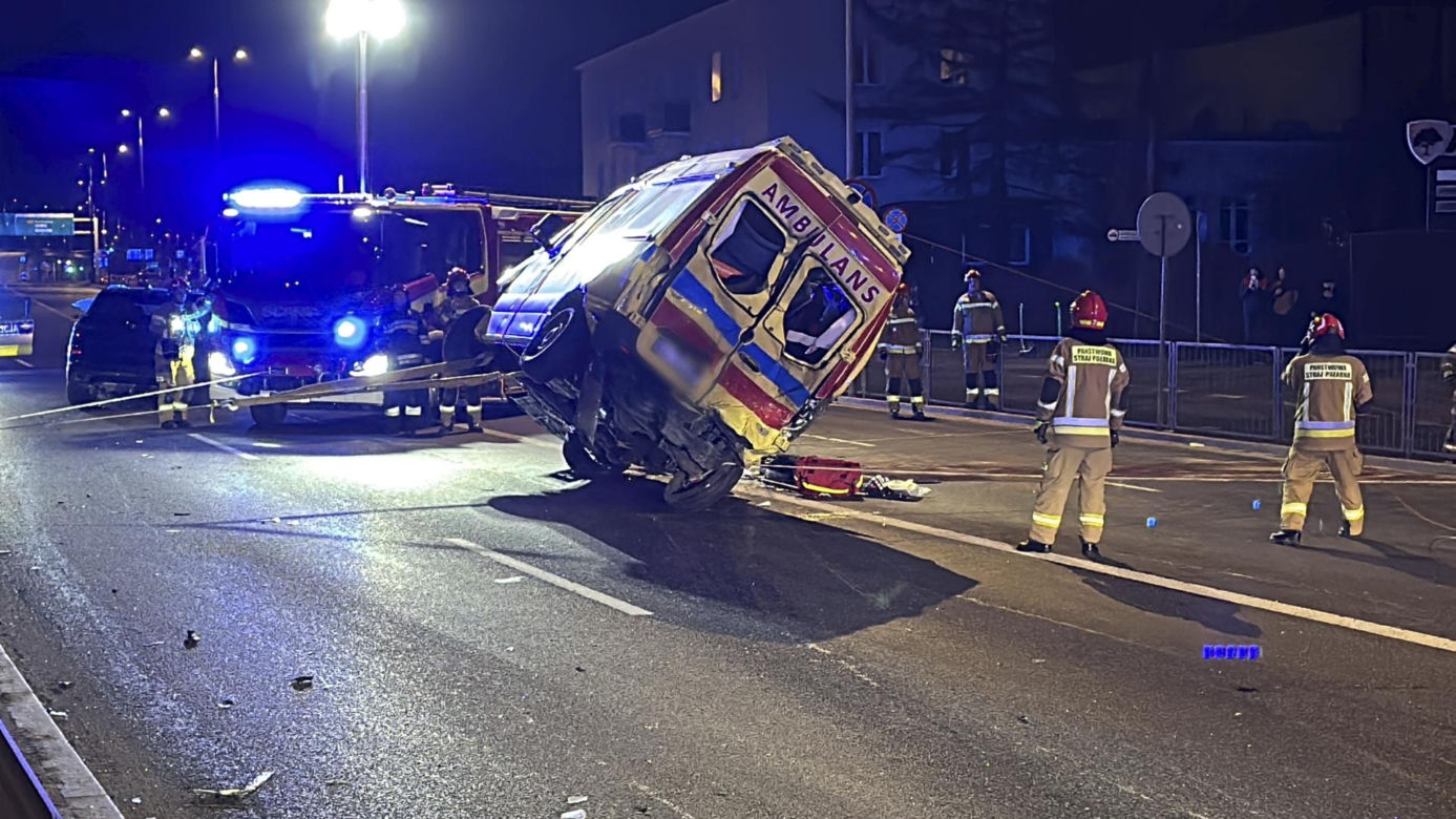 Potworny wypadek w Warszawie. Zderzenie karetki z autem osobowym. Są ranni