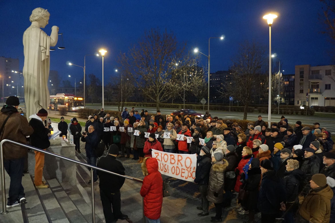 Radom: Manifestowali w obronie sędziów. Ponad 100 osób osób wzięło udział w demonstracji