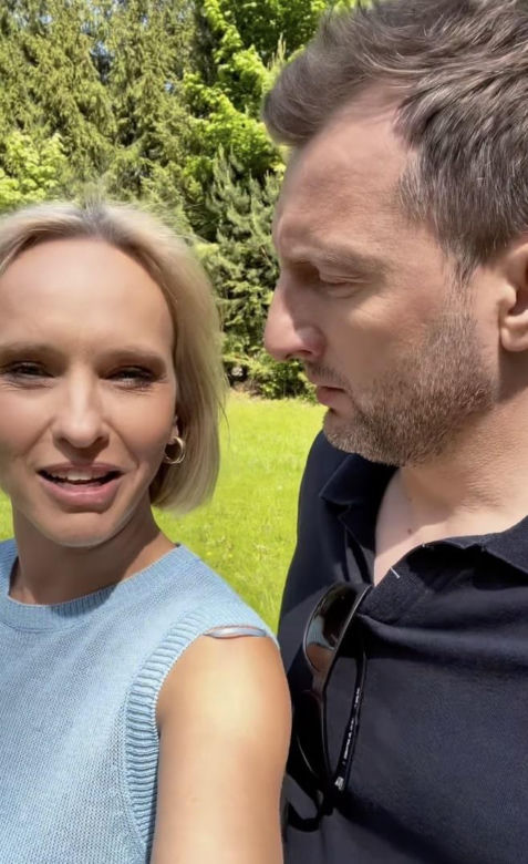 M jak miłość. Dorota (Iwona Rejzner), Bartek (Arkadiusz Smoleński) na planie