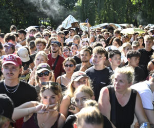 Fani w upale czekają na koncert The Weeknd. Tłumy w Warszawie